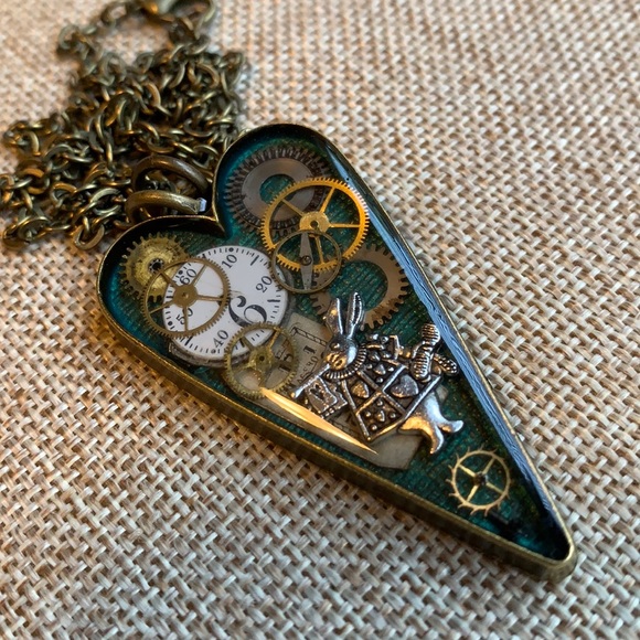 Twinsdesign Jewelry - Alice in Wonderland Necklace